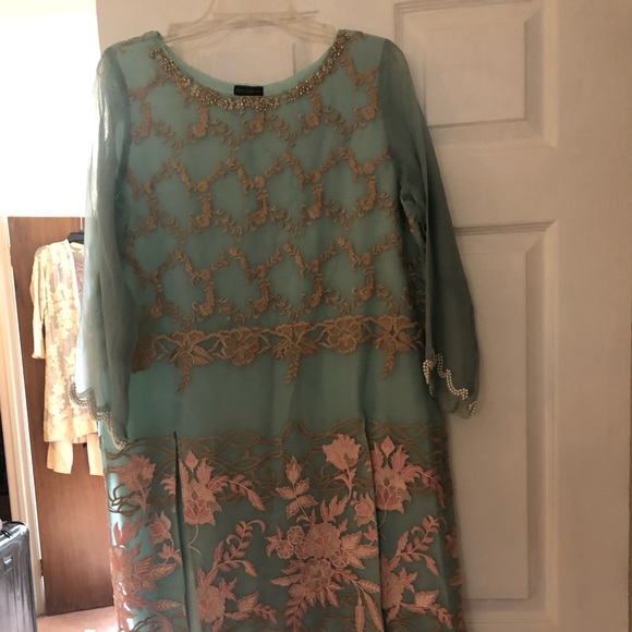 Agha Noor Pearl Embroidered Kurta w/ Lining - Picture 8 of 17